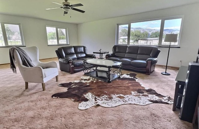 Spacious Getaway Two Homes on a Tranquil Vineyard Ideal for Large Groups