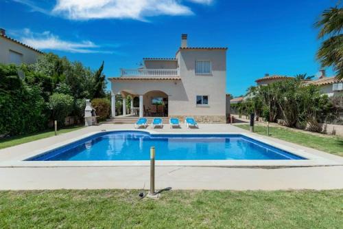 Spacious, good located villa in Sant Pere Pescador, Nautic Palmera