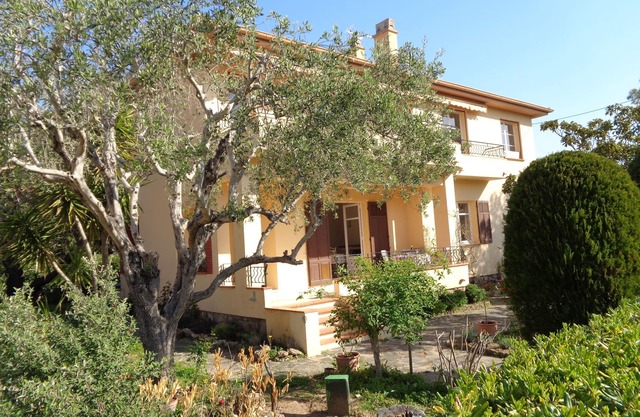 Spacious ground floor villa between sea and golf course