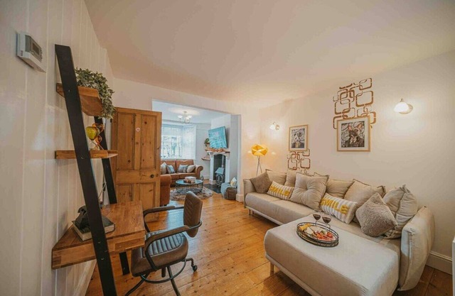 Spacious Heart of town w/garden WiFi Smart TV