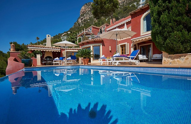 Spacious holiday home on Mallorca with private pool and sea views (Villa PEKA)