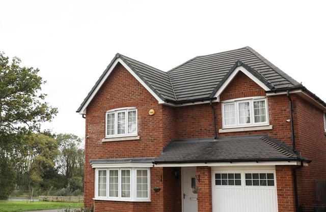 Spacious home | 3 Bedrooms + 3 bathrooms dedicated office & parking close to M4n