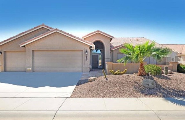 Spacious home, Comfortable, located on the 8th hole of Ironwood Golf Club!