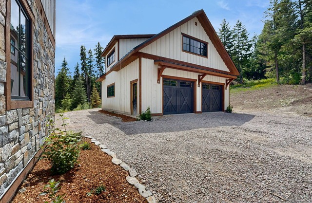Spacious home w/full kitchen, convenient location & great views - near lake