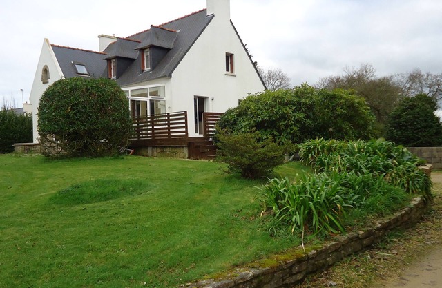 Spacious house for 6 people, 2 km from the sea, 4 bedrooms, large garden
