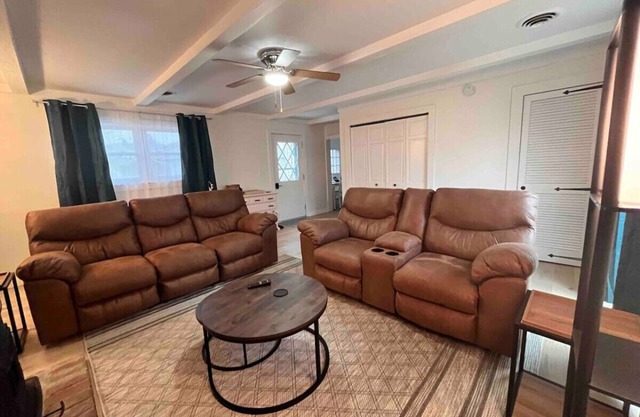 Spacious House w Patio Fenced Yard 10 min to PU