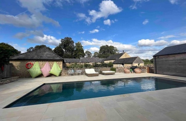 Spacious Idyllic farmhouse retreat with swimming pool-10 miles to SOHO Farmhouse