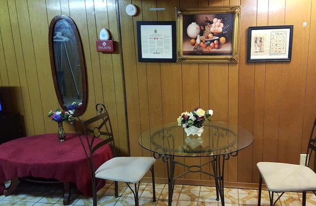 SPACIOUS, INDEPENDENT ONE BEDROOM SUITE 10 MINUTES FROM THE PEARSON AIRPORT.