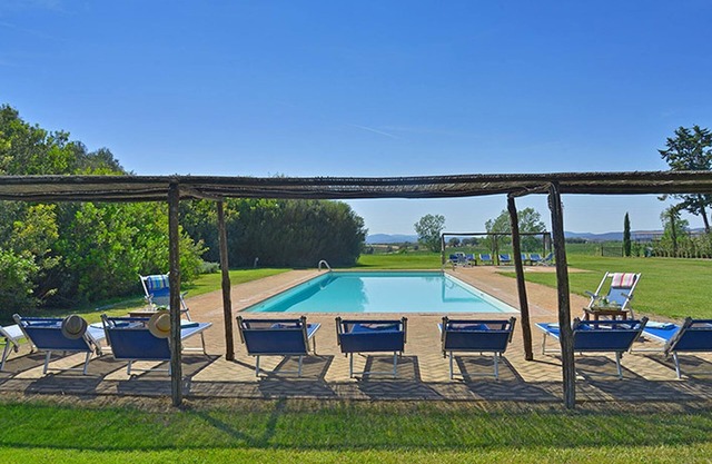 Spacious Italian Apartment w/Large Pool And NEAR BEACH