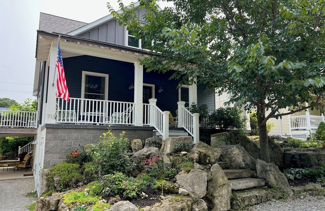 Spacious Lakeside cottage - Sleeps 16 - steps to Pool, Fitness, & Pickleball