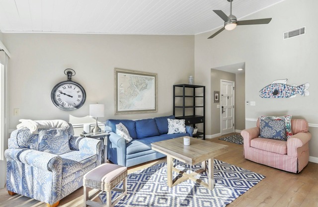Spacious lagoon-view condo with tennis, outdoor pool, beach access, balcony