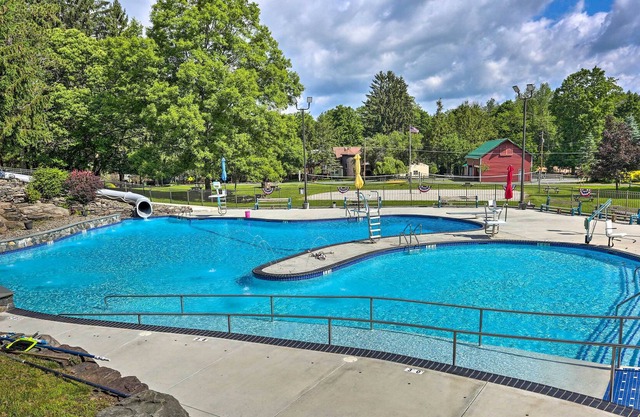Spacious Lake Ariel Home w/ Deer Lake Beach Access