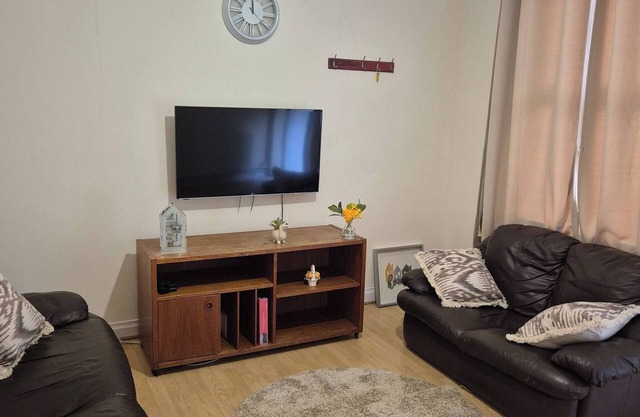 Spacious Large 4BR Home Train Station University