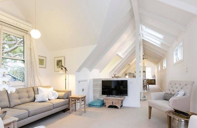 Spacious Light Filled 2 Storey Cottage in Hawthorn
