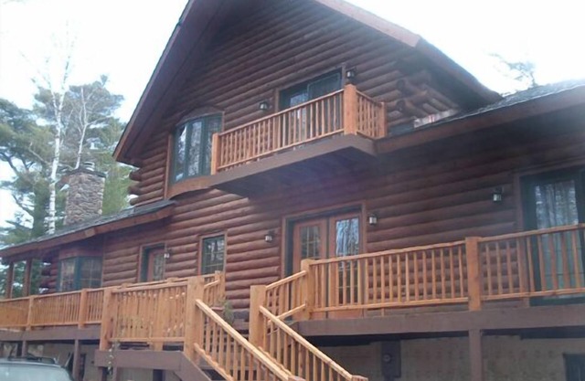Spacious Log Home on Secluded waterfront property