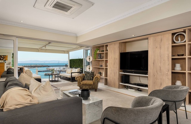 Spacious Luxury Apartment, Waterfront