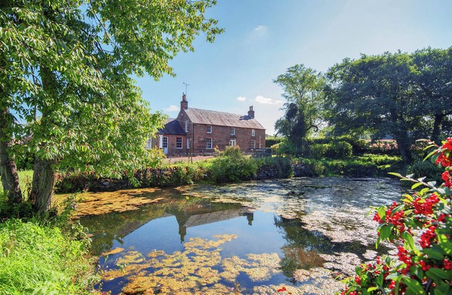 Spacious luxury- private- peaceful- exclusive- surrounded by nature. Hot tub.