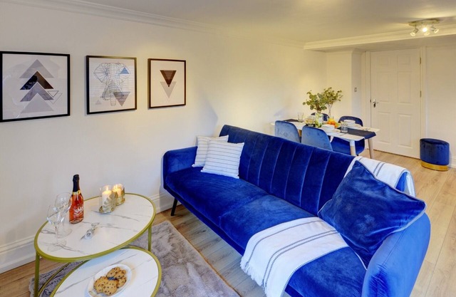 Spacious, modern 2 bed apt w/parking & Netflix