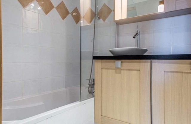 Spacious modern apt with pool, 12 pax, Arc 1800