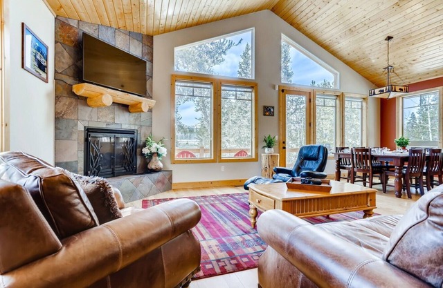 Spacious Modern Mountain Cabin On 2.5 Acres