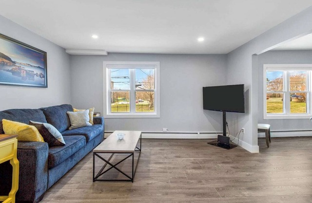 Spacious Modernized 2 Bdrm Apt in Prime Location