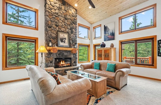 Spacious Mountain Home Hot Tub Walk to Shuttle