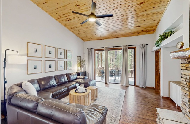 Spacious mountain home w/hot tub, grill, wrap-around deck, forest views