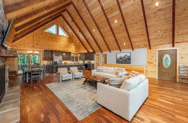 Spacious Mountain Lodge w/Hot Tub & Fire Pit