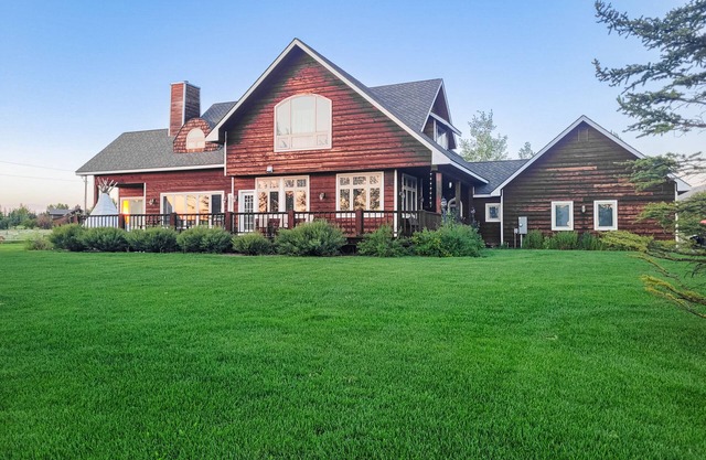 Spacious mtn-view home with fireplace, grill, large deck, jetted tub, streaming