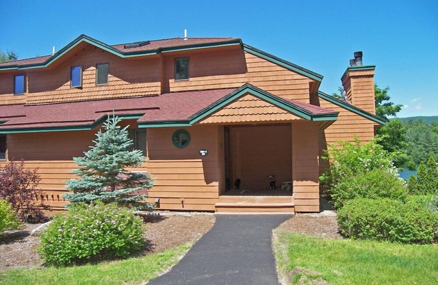 Spacious, multi-level, FP, deck, lake view, pool & fitness club. D0307 by LRS
