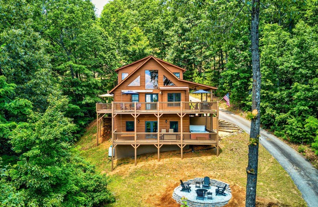 Spacious Murphy Chalet w/Hot Tub: Mtn Views!