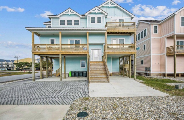 Spacious Nags Head Home with Private Pool & Stunning Decor