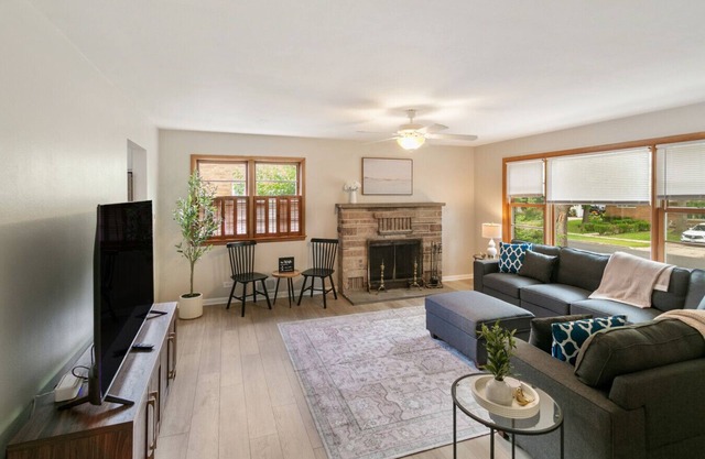 Spacious New 5 Bed Family Retreat Near Naval Base!