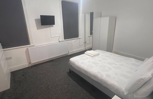 Spacious & Newly Renovated 4BD House — East Ham!
