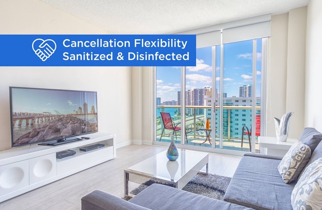 Spacious penthouse across from the beach | WIFI + Parking
