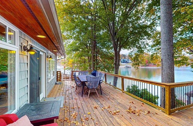 Spacious pet friendly Cottage with balcony, dock, and hot tub