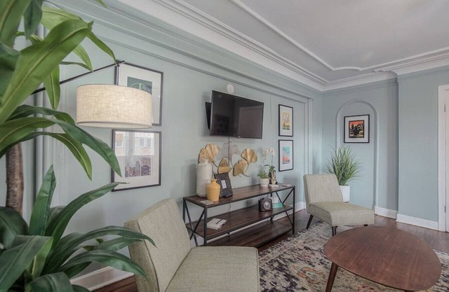 Spacious Plaza Stay: 1bd/1ba
