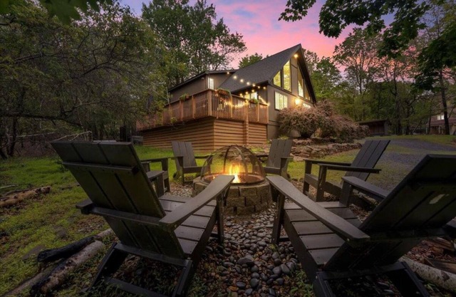 Spacious Poconos Cabin - Hot Tub, Games, Fire Pit & Family Fun Sleeps 10