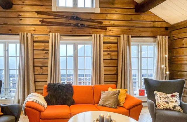 Spacious, pretty log cabin with sauna and fantastic panoramic view of the mountainous surroundings.