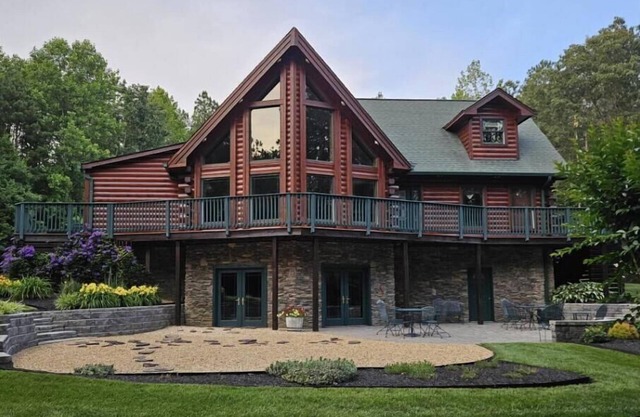 Spacious, Private Log Home between Richmond & Williamsburg-Pool-Outdoor Kitchen
