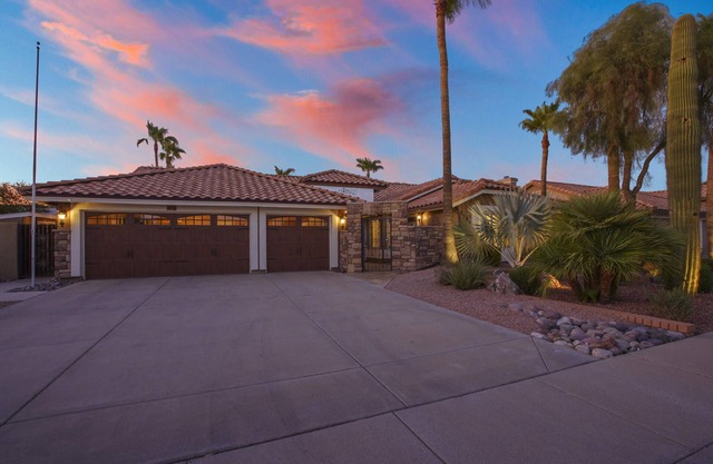 Spacious & Relaxing Vacation Home With HEATED POOL & TESLA CHARGER