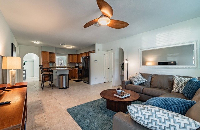 Spacious Renovated 3 bed/2 bath House In Ozona/Palm Harbor. INCLUDES KAYAKS.