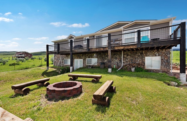 Spacious rental with furnished deck & great views of the lake