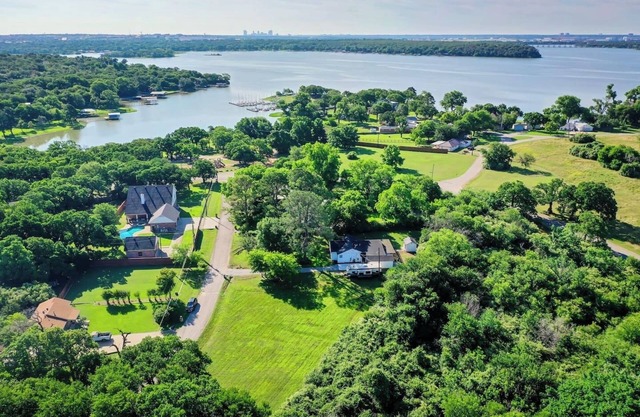 Spacious Retreat near the Lake! w/Outdoor Playroom