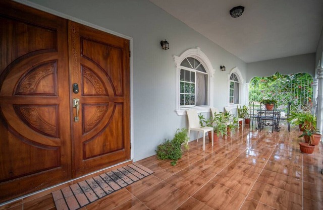 Spacious Runaway Bay Home Near Beach and Dining