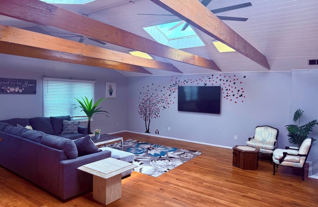 Spacious Skylit Seaside Stay - Walk to Bay & Beach - King Bed, Parking & Badges