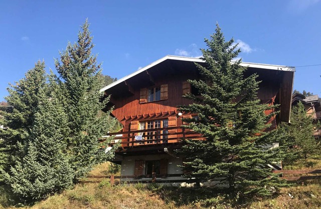 Spacious South-Facing Chalet in Quiet Area – Sleeps 10 – 5 Bedrooms – Close to Slopes and Amenities