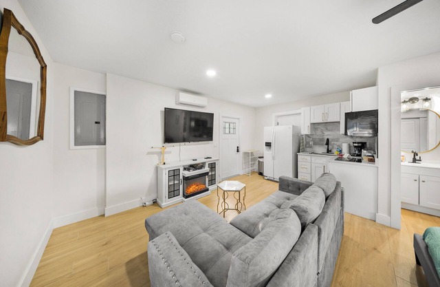 Spacious Studio: King Bed, Kitchenette & Full Bathroom and Board Games!