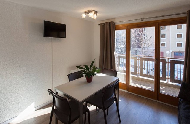 Spacious Studio with Direct Slope Access, Ski Locker, and Free Wi-Fi