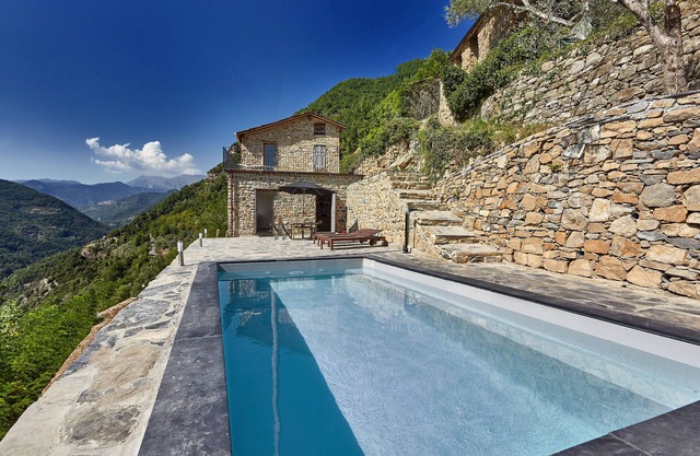 Spacious, stylish holiday home for 6. Private pool, terraces and mountain view.